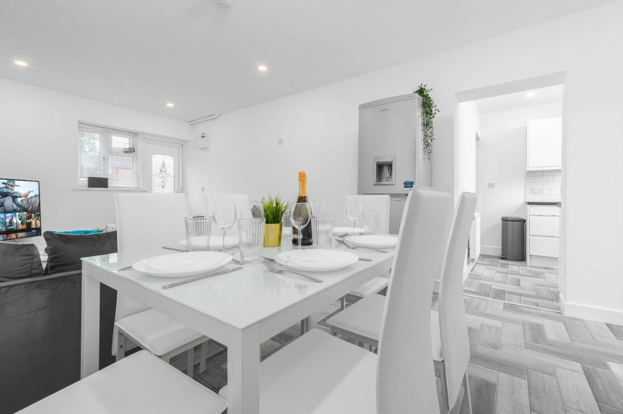5 Bedroom House - 10 Guests - Multiple Off Street Parking - Garden - Smart Tv - Wifi - Contractors - Families - Groups Birmingham Buitenkant foto