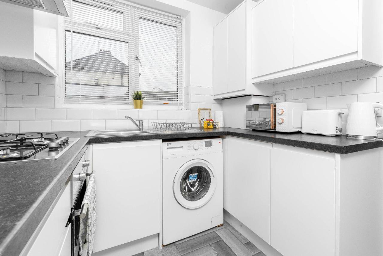5 Bedroom House - 10 Guests - Multiple Off Street Parking - Garden - Smart Tv - Wifi - Contractors - Families - Groups Birmingham Buitenkant foto