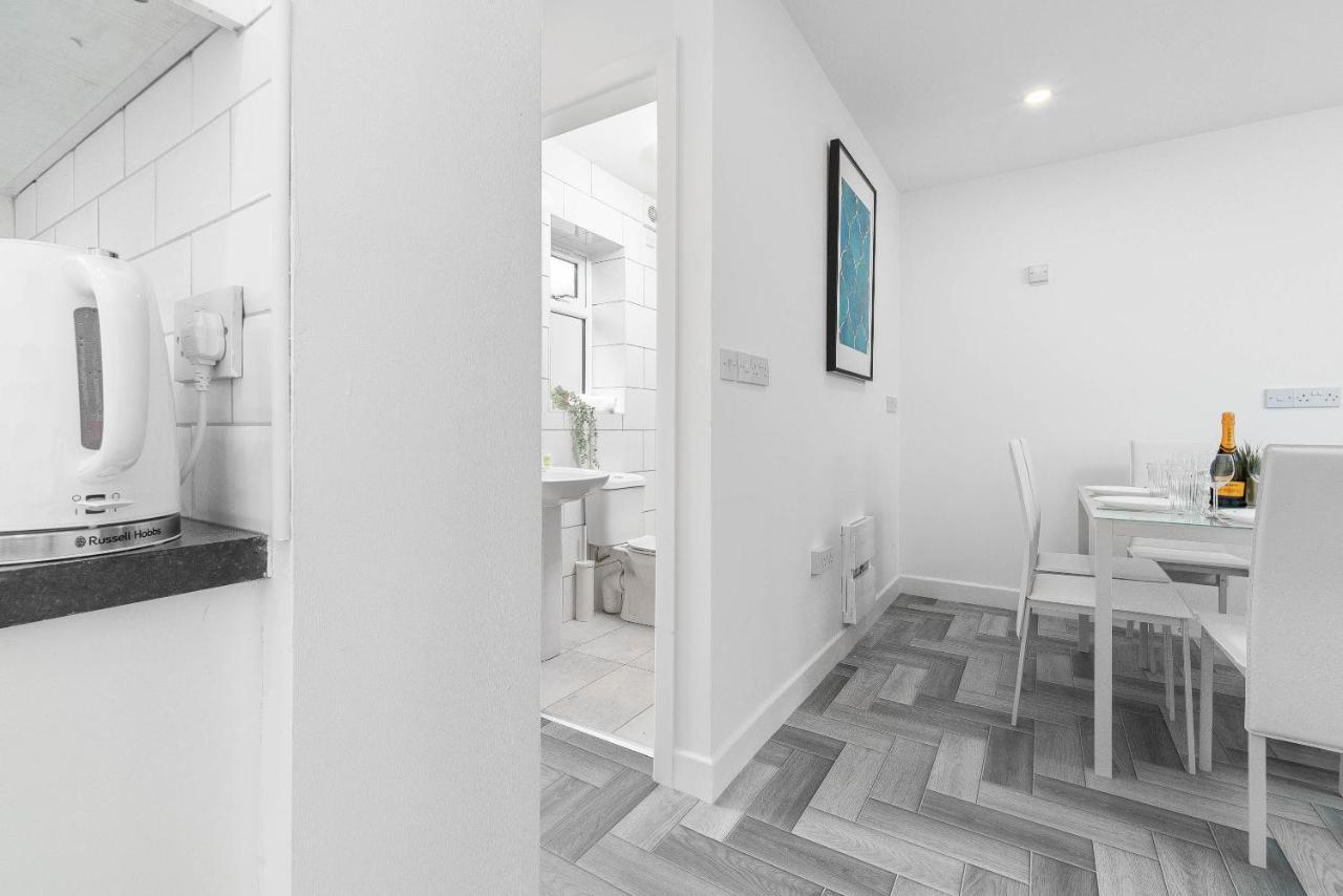 5 Bedroom House - 10 Guests - Multiple Off Street Parking - Garden - Smart Tv - Wifi - Contractors - Families - Groups Birmingham Buitenkant foto